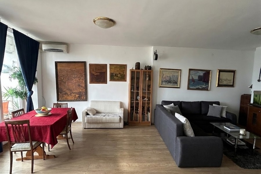 Großzügiges Wohnzimmer mit moderner Einrichtung