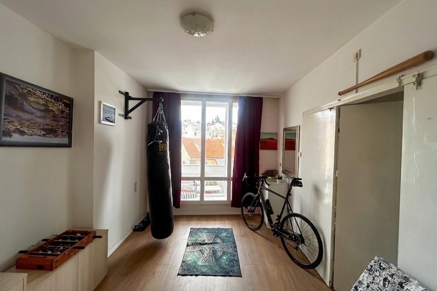 Schlafzimmer mit Fitnessbereich und Stadtblick