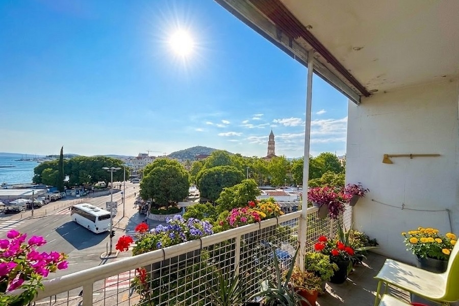 Terrasse mit Blumen und Blick auf Meer und Altstadt von Split