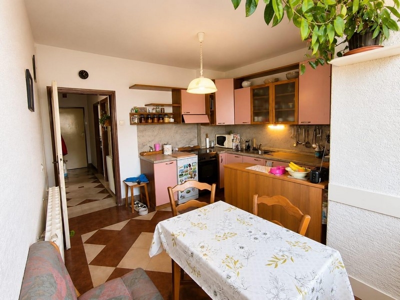 Moderne Küche in einer Wohnung nahe dem Meer