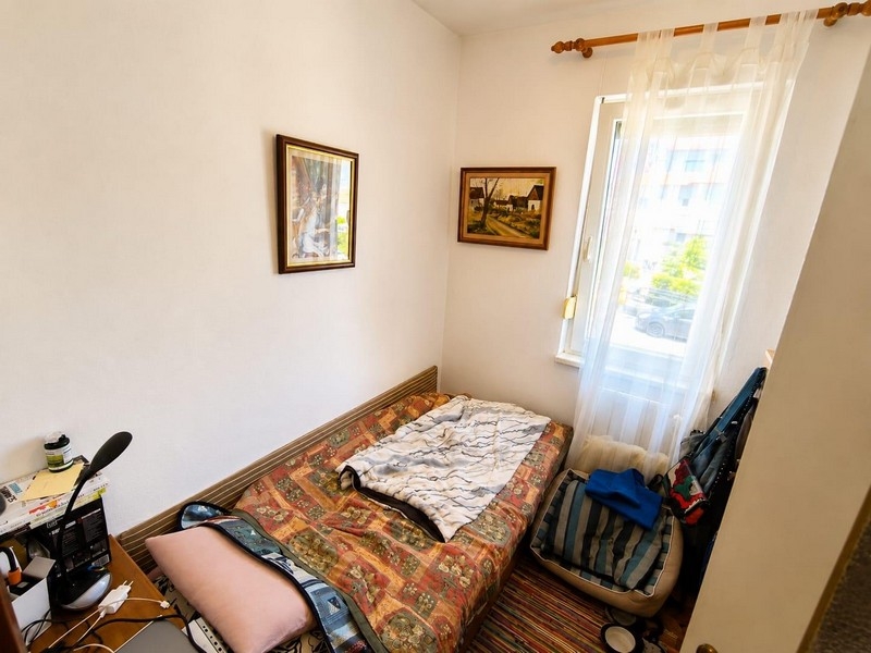 Kleines Schlafzimmer in einer Wohnung