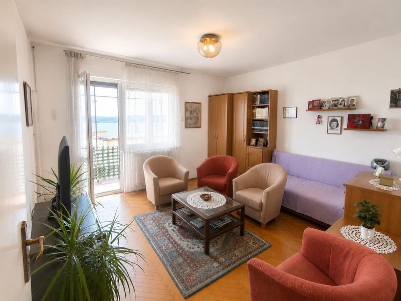 Wohnzimmer mit Balkon und Meerblick