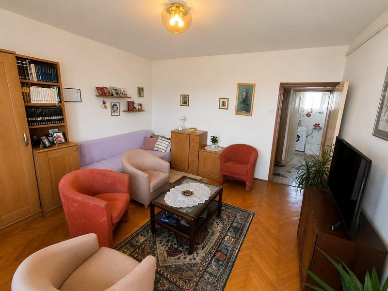 Helles Wohnzimmer in einer Wohnung in Kroatien
