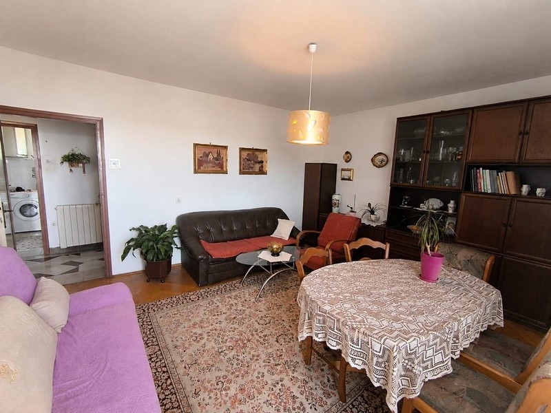 Wohnzimmer mit Sitzbereich und Balkon