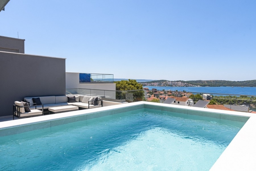 Dachterrasse mit Pool und Meerblick in Kroatien