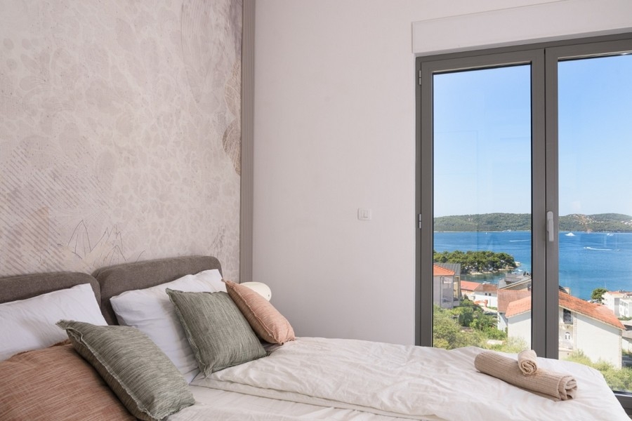 Helles Schlafzimmer mit Panoramafenstern