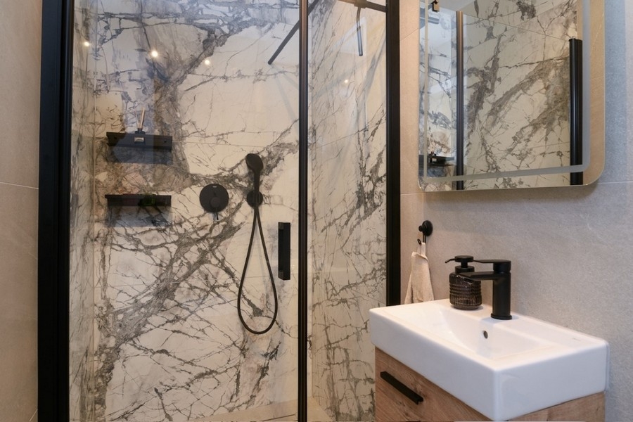 Modernes Badezimmer mit Natursteinoptik