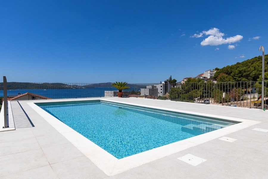 Gemeinschaftspool mit Meerblick in Kroatien
