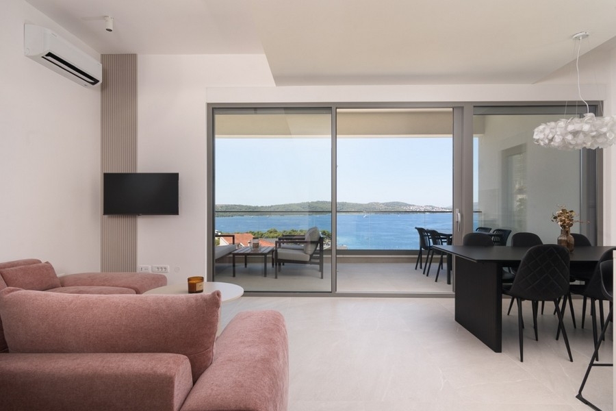 Modernes Wohnzimmer mit Meerblick und Terrasse