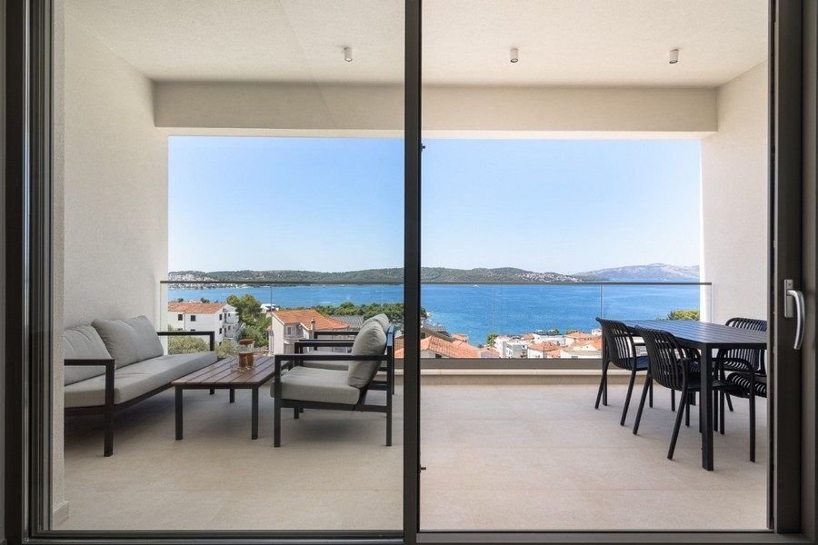 Überdachte Terrasse mit Blick auf die Adriaküste