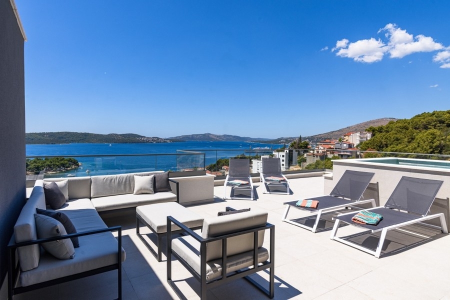 Großzügige Dachterrasse mit Lounge und Meerblick