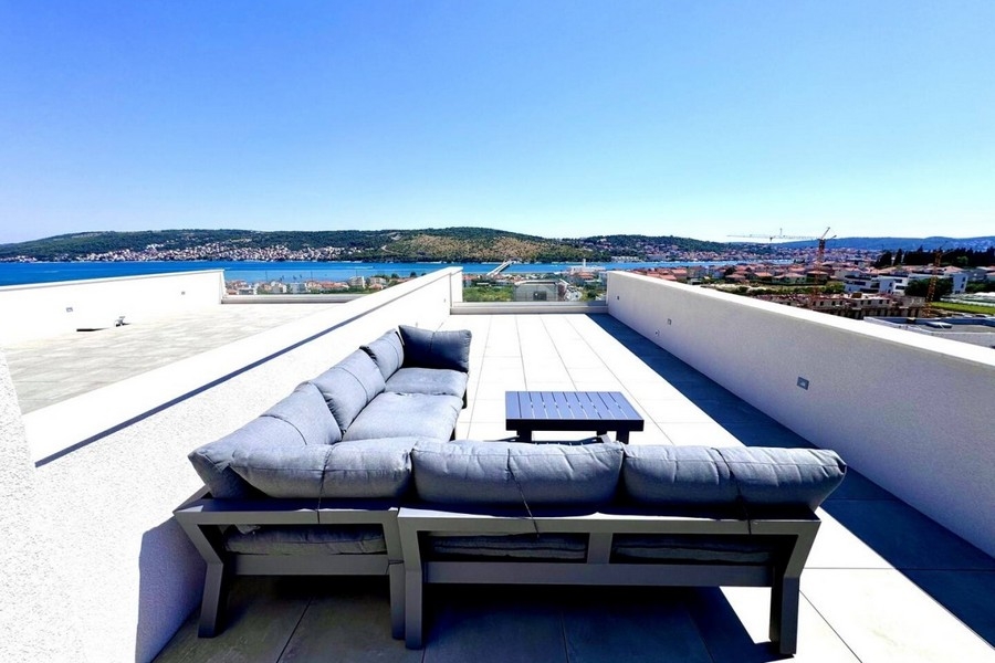 Dachterrasse mit Lounge und Meerblick in Dalmatien