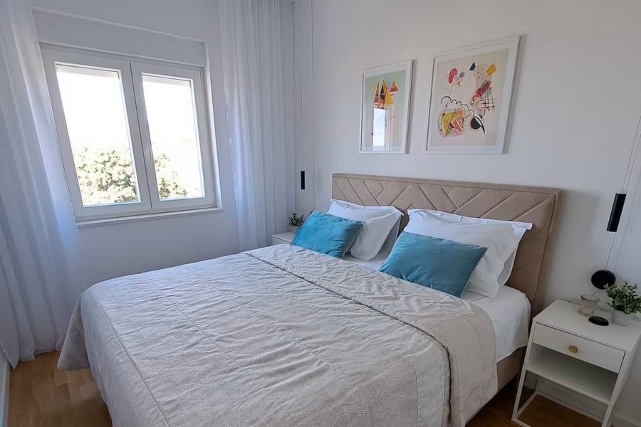 Modern eingerichtetes Schlafzimmer mit Tageslicht