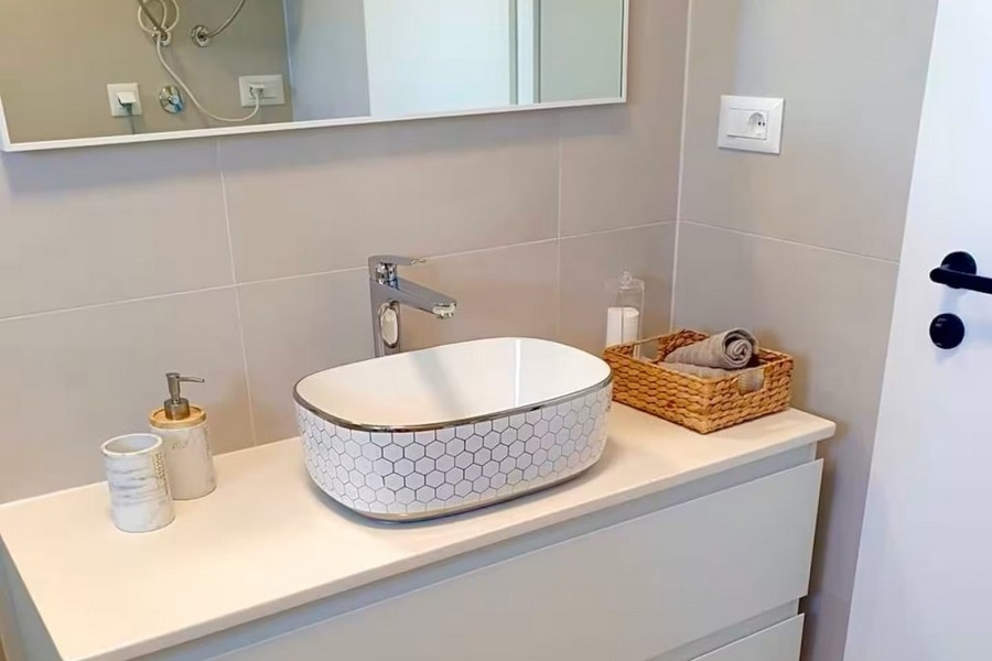 Modernes Badezimmer mit Waschbecken
