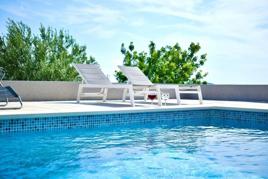 Swimmingpool mit Sonnenliegen im Außenbereich