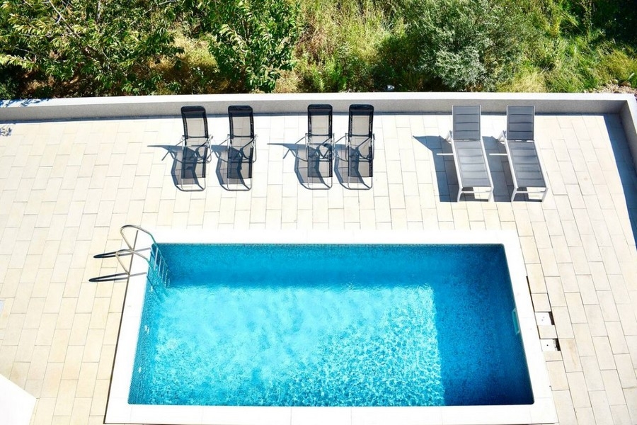Privater Pool mit Sonnenterrasse aus der Vogelperspektive