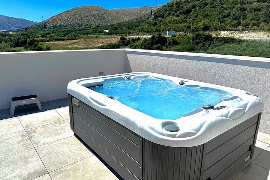 Whirlpool auf Dachterrasse einer modernen Wohnung in Kroatien