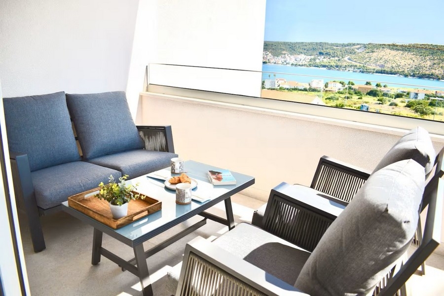 Überdachte Terrasse mit Sitzbereich und Meerblick