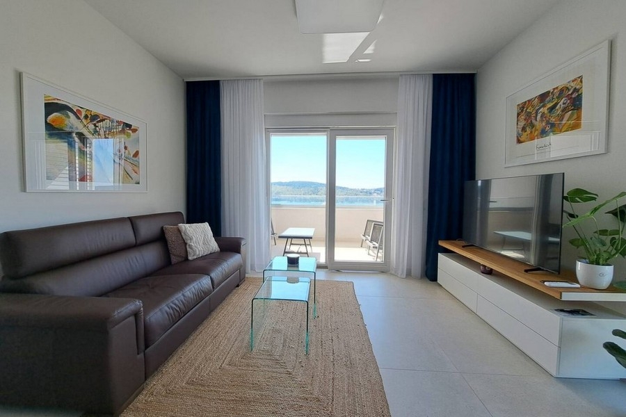 Modernes Wohnzimmer mit Zugang zur Terrasse