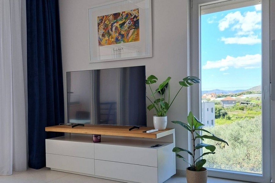 Wohnbereich mit TV und großen Fensterflächen