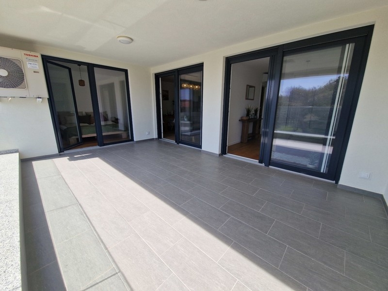 Überdachte Terrasse einer modernen Wohnung in Kroatien