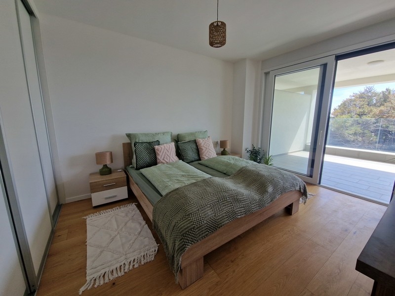 Schlafzimmer mit Terrasse und großen Fenstern