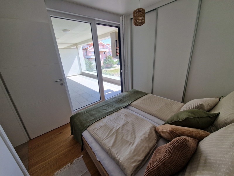 Modernes Schlafzimmer mit Zugang zur Terrasse