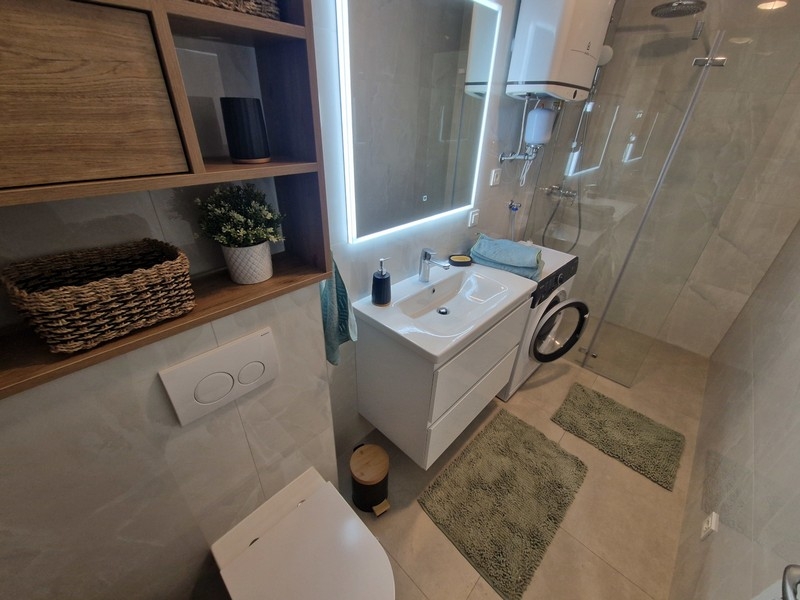Modernes Badezimmer mit Dusche und Waschmaschine