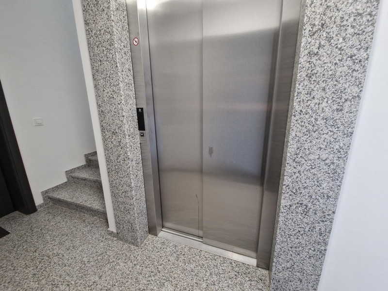 Aufzug im Treppenhaus eines Wohngebäudes