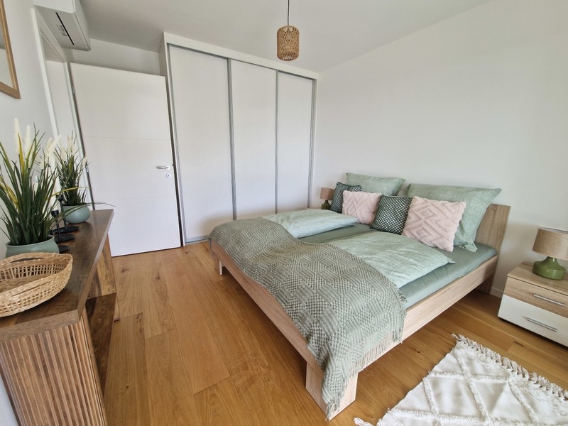 Schlafzimmer mit Einbauschrank und Balkonzugang