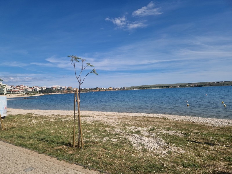 Küstenpromenade und Strand in Povljana