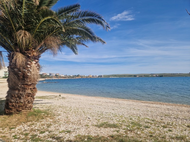 Strand und Küste in Povljana auf der Insel Pag