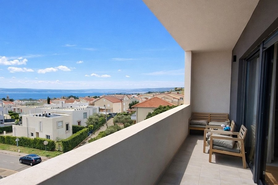 Terrasse mit Meerblick in moderner Wohnung