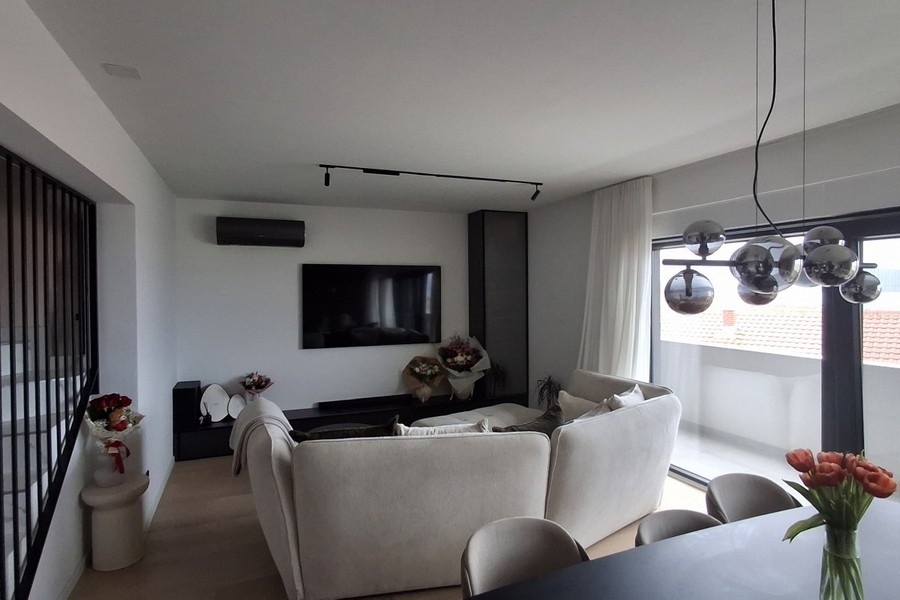 Modernes Wohnzimmer mit Meerblick