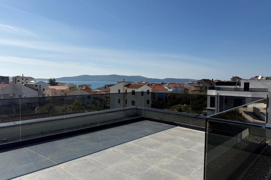 Große Terrasse mit Meerblick und Glasgeländer