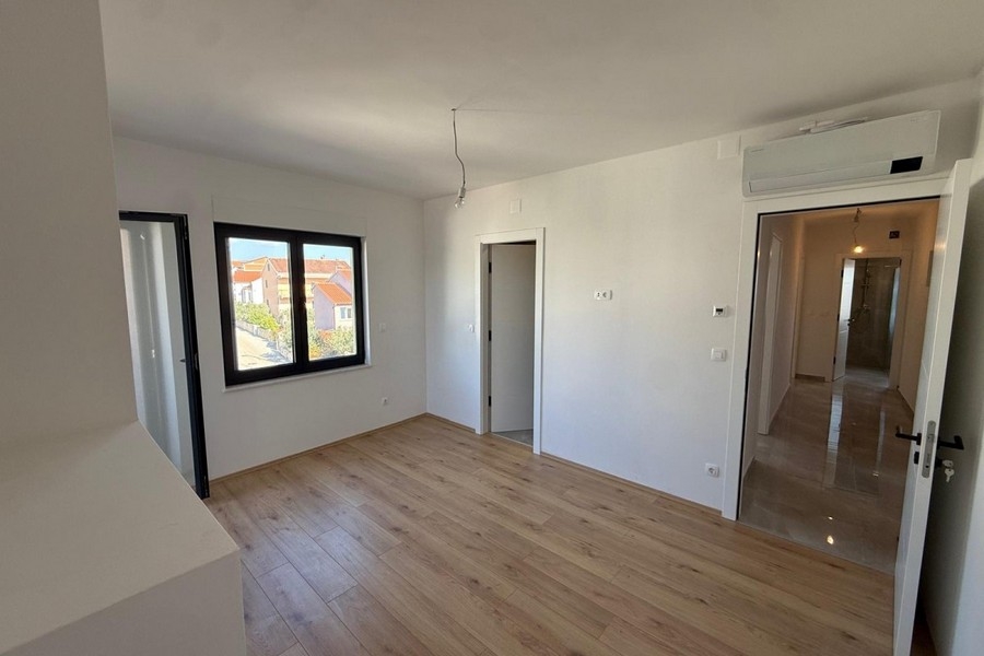 Zimmer mit Klimaanlage und Balkon