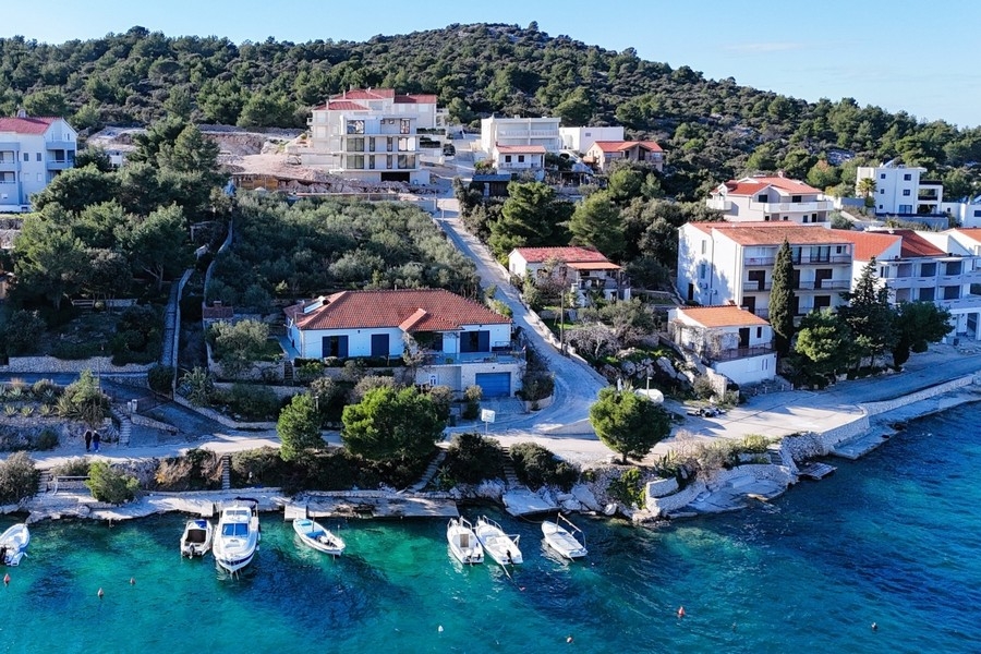 Küstenlage mit Bootsanleger und Meerblick in Kroatien