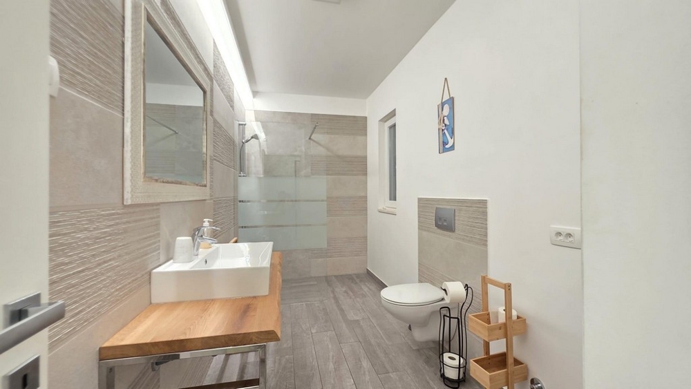 Modernes Badezimmer mit Dusche