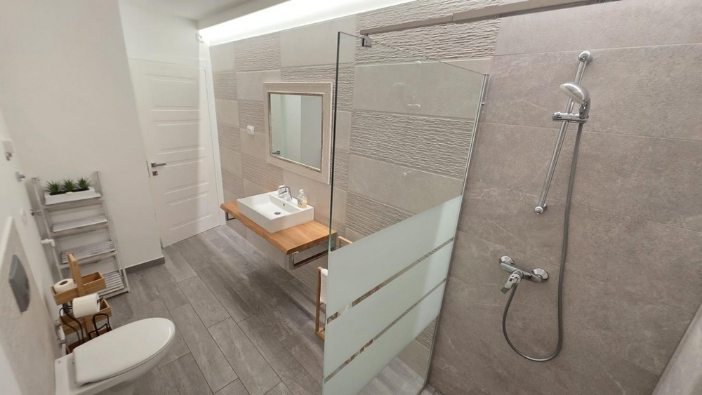 Badezimmer mit bodengleicher Dusche