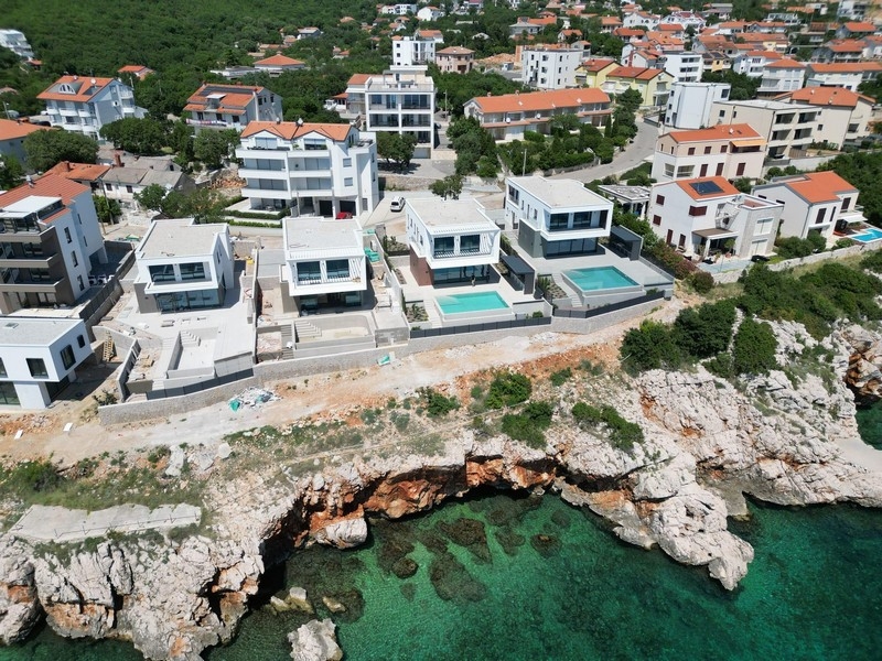 Moderne Neubauten am Meer in Kroatien