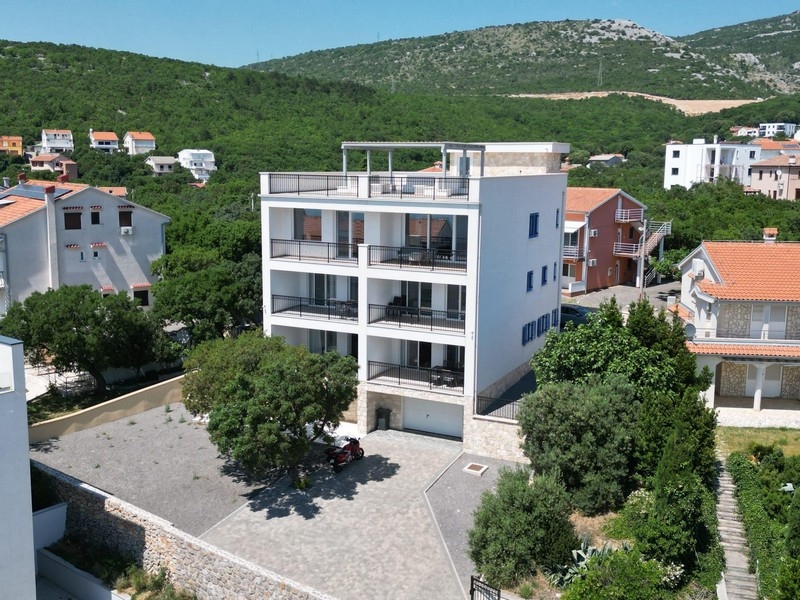Apartmenthaus mit Stellplätzen und Dachterrasse