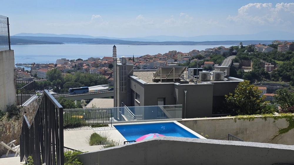 Pool mit Panoramablick auf das Meer