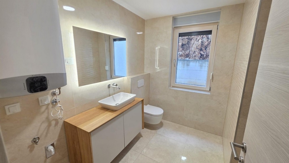 Modernes Badezimmer mit Fenster