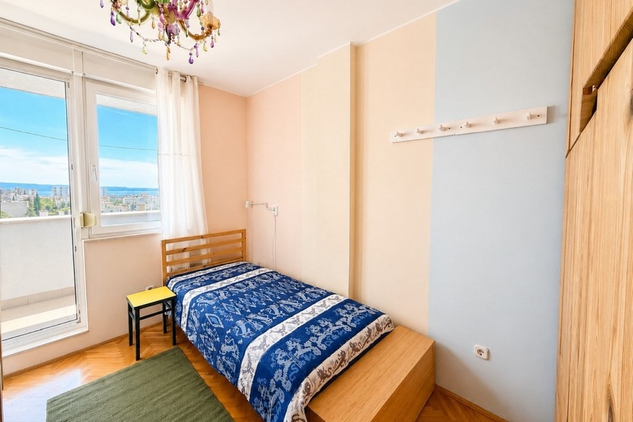 Schlafzimmer mit Balkonzugang und Meerblick