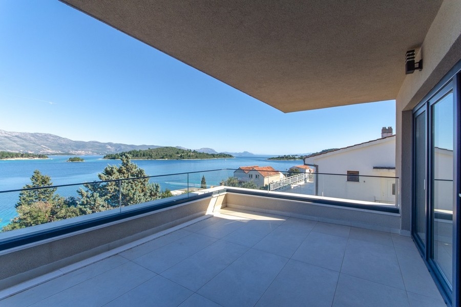 Moderne Terrasse mit Meerblick in Kroatien