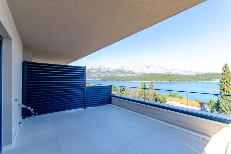 Großzügige Terrasse mit Panoramablick aufs Meer