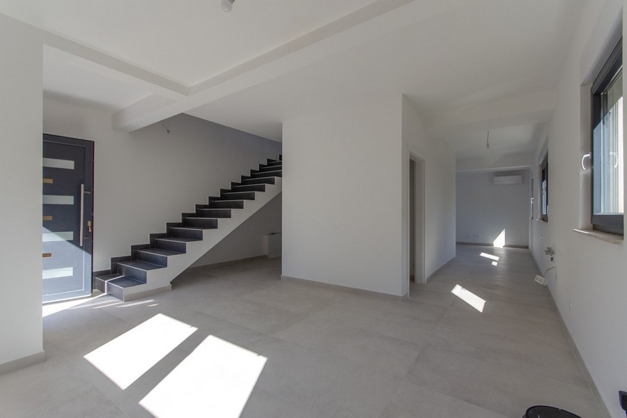 Heller Wohnbereich mit Treppe und offenem Grundriss