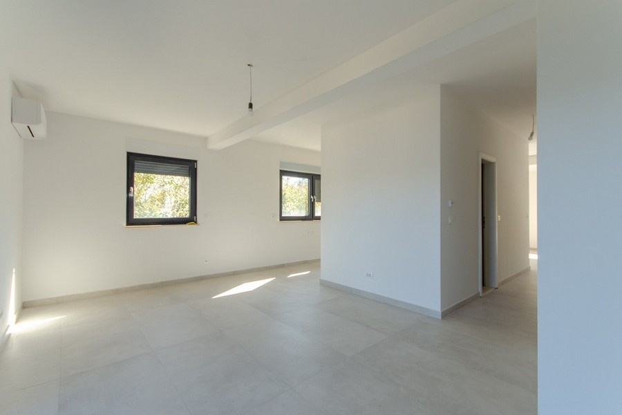 Moderner Wohnraum mit großen Fensterflächen