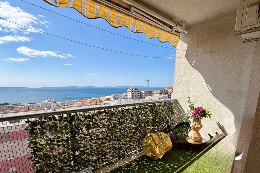 Loggia mit Markise und Blick auf die Bucht von Split