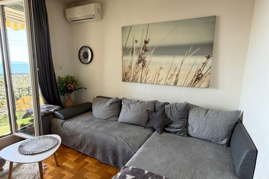 Wohnzimmer mit grauem Ecksofa und Klimatisierung